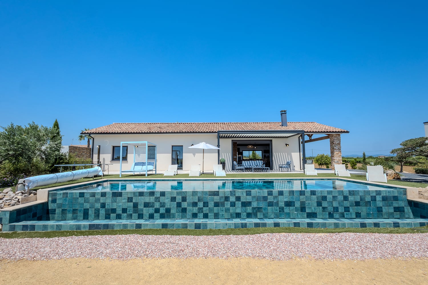 Villa de vacances à Servian avec piscine privée chauffée à débordement Villa de vacances à Servian avec piscine privée chauffée à débordement